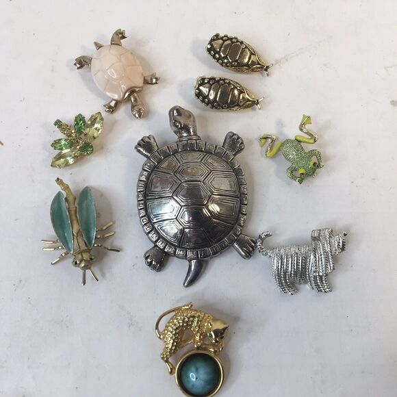 Lot Of 8 Vtg  Animal Insect Pins Brooch Earrings Frog Turtle Dragonfly   Scarab - Picture 1 of 12